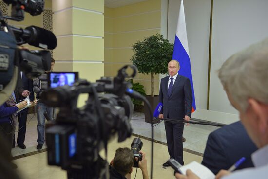 Vladimir Putin meets with François Hollande