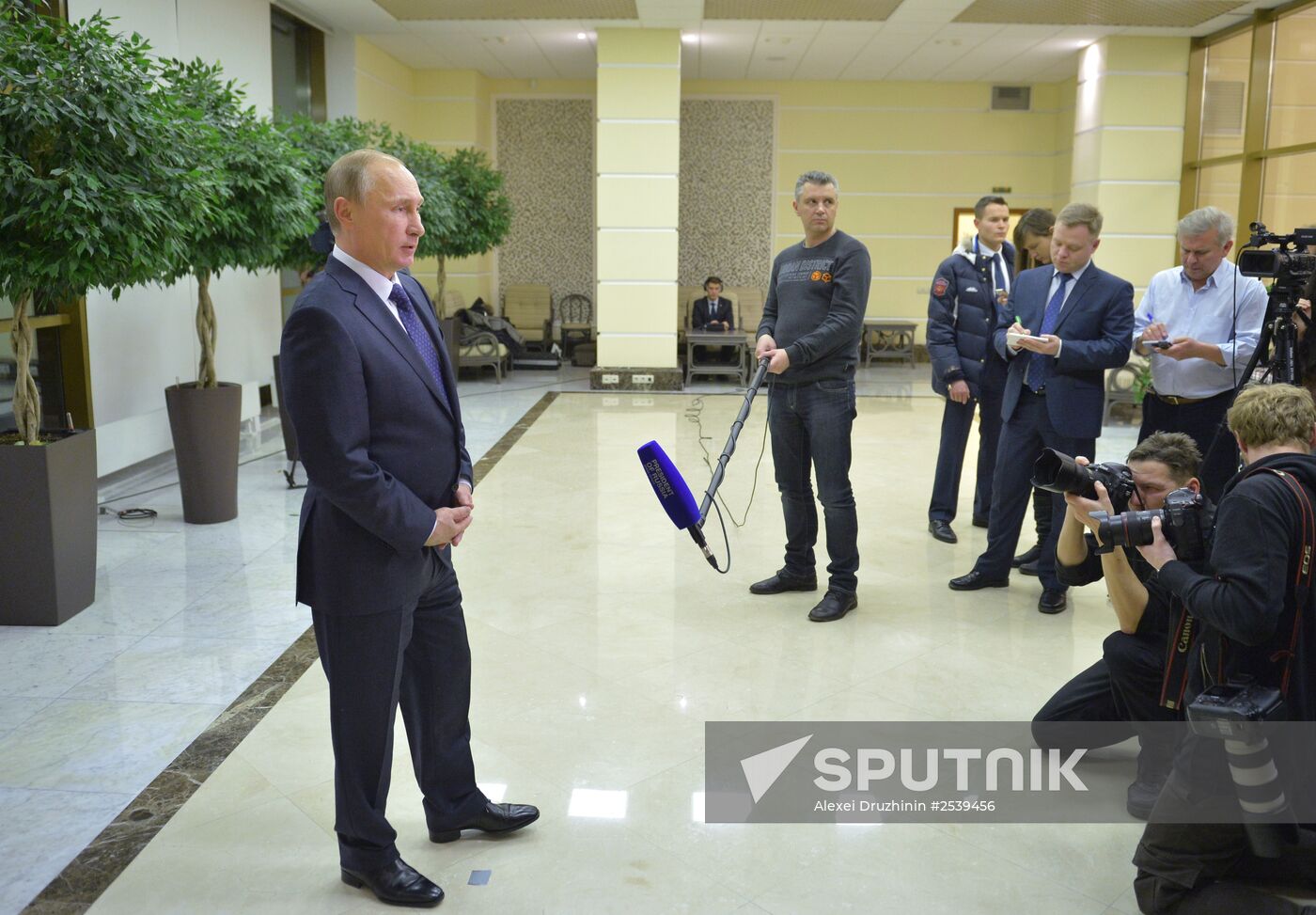Vladimir Putin meets with François Hollande
