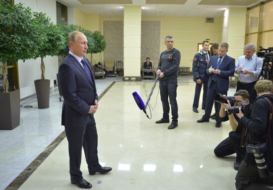 Vladimir Putin meets with François Hollande