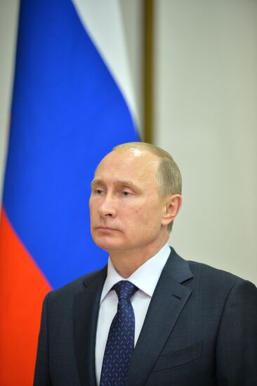 Vladimir Putin meets with François Hollande