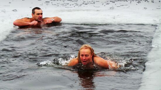 Winter swimming season opens in Donetsk