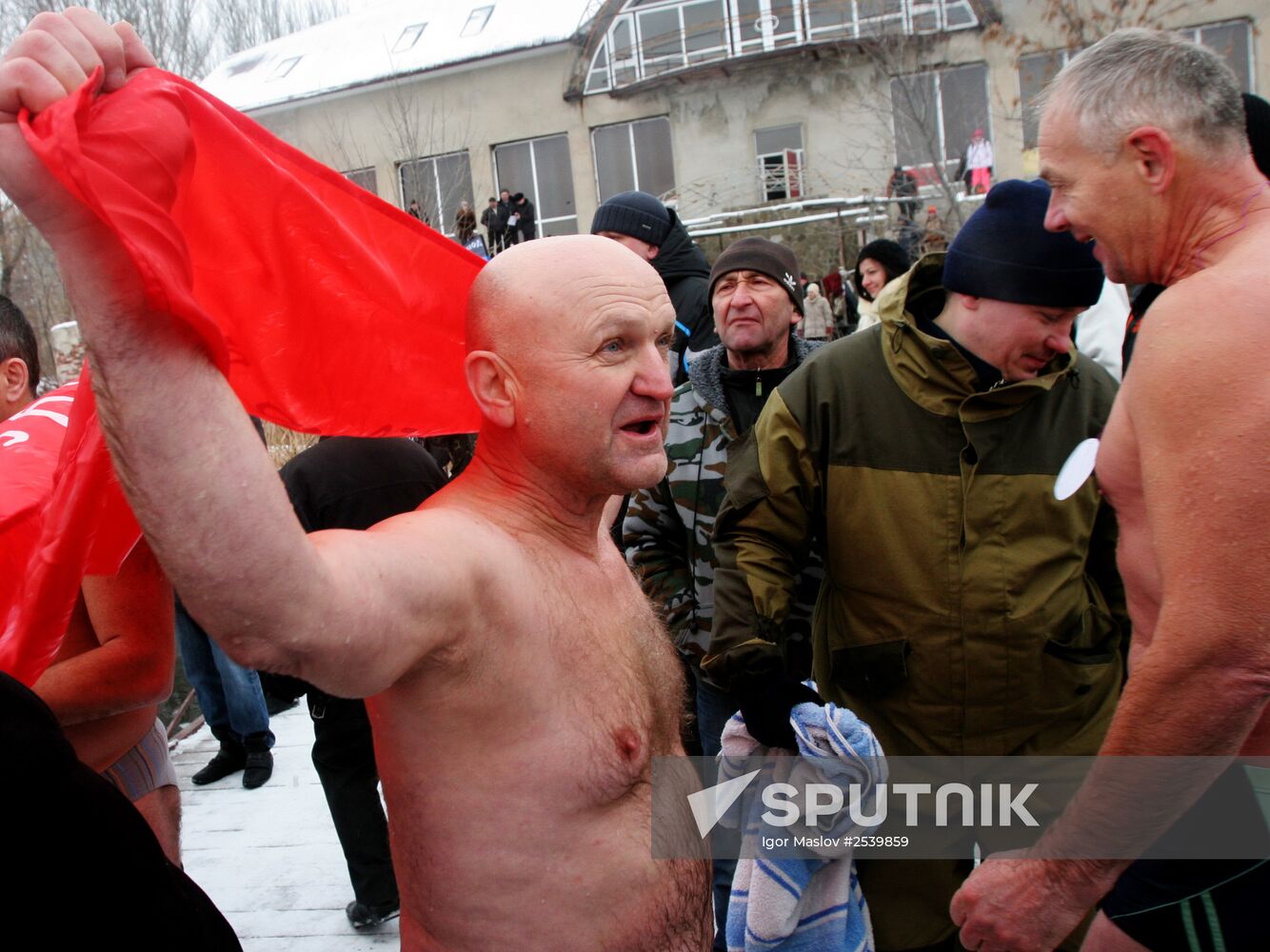 Winter swimming season opens in Donetsk