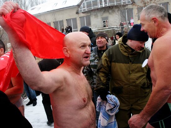 Winter swimming season opens in Donetsk