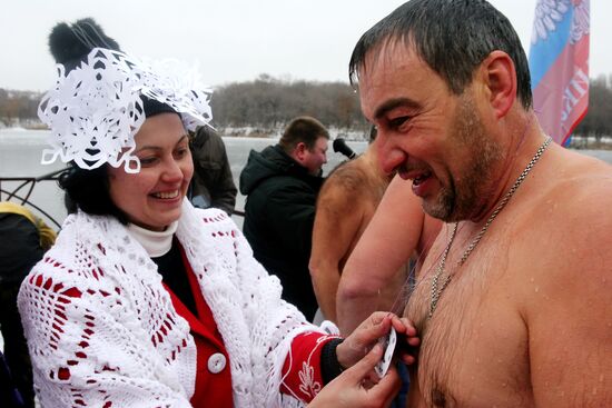 Winter swimming season opens in Donetsk