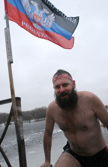Winter swimming season opens in Donetsk