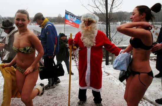 Winter swimming season opens in Donetsk