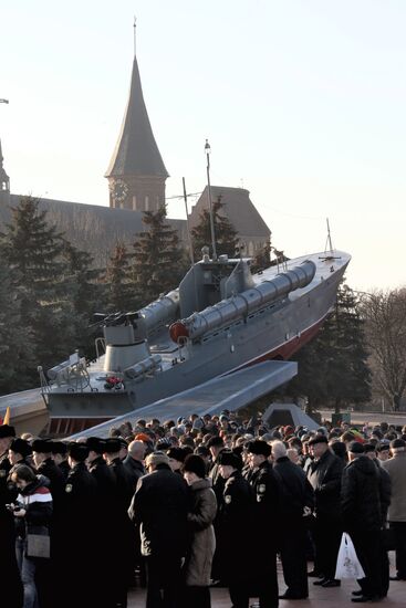 Unveiling memorial sign to Baltic sailors