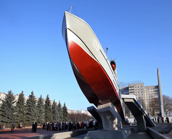 Unveiling memorial sign to Baltic sailors