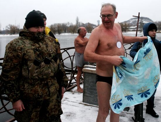 Winter swimming season opens in Donetsk