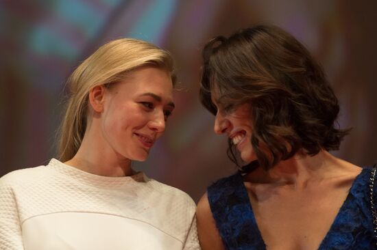 Premiere of Eight First Dates