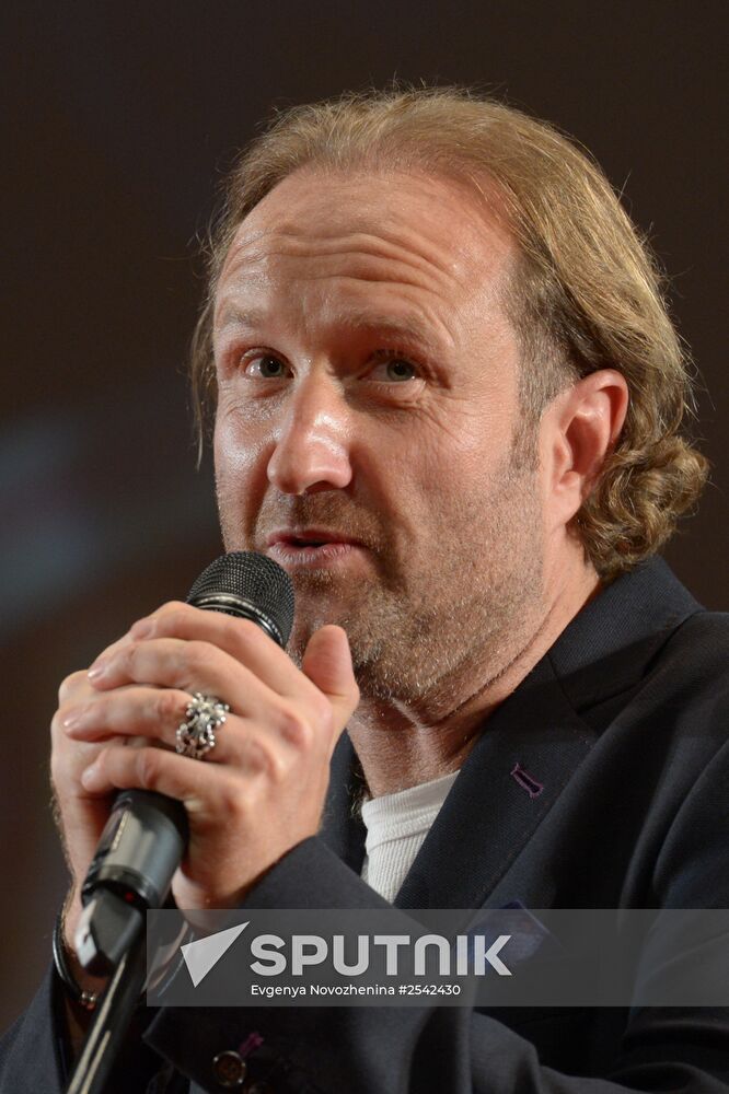 Premiere of Eight First Dates