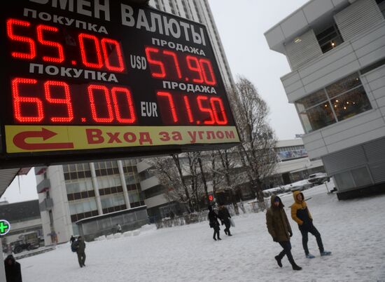 Euro tops RUB 70