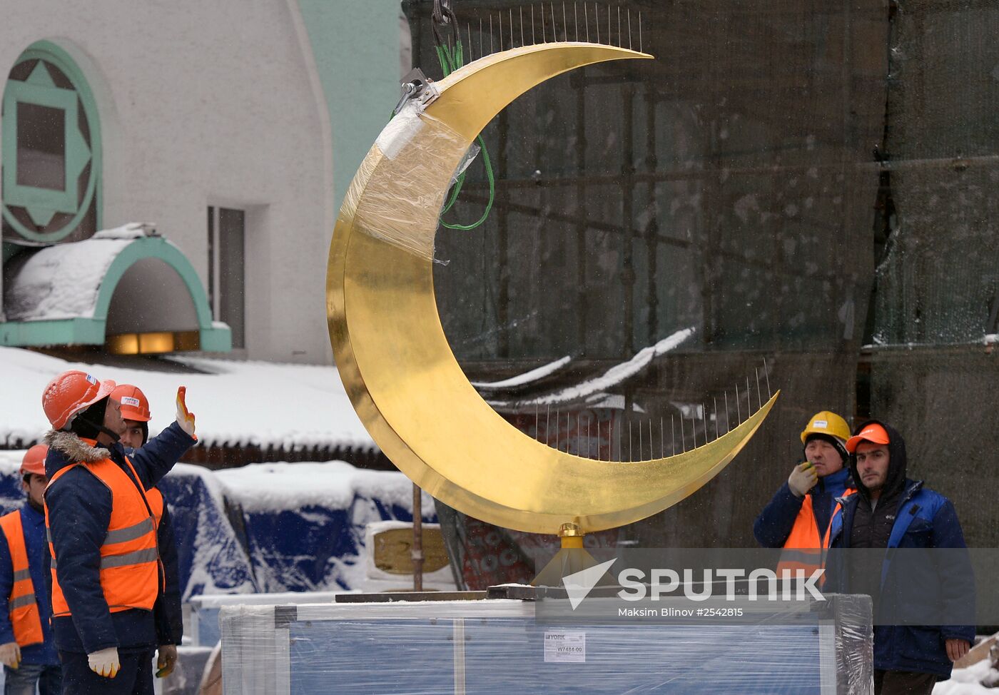 Crescent installed on Moscow jami minaret