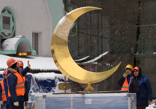 Crescent installed on Moscow jami minaret