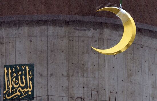 Crescent installed on Moscow jami minaret