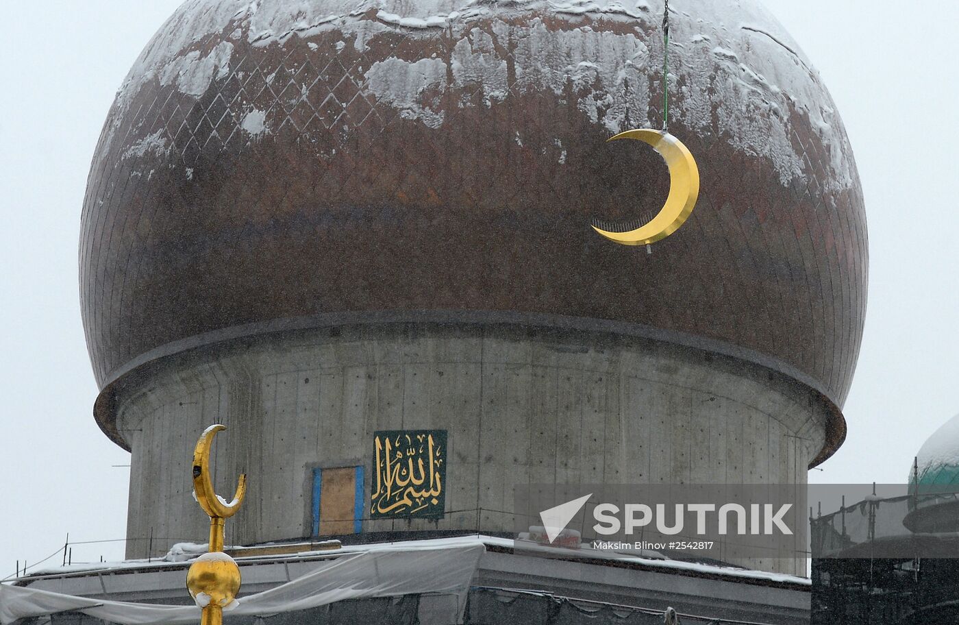 Crescent installed on Moscow jami minaret
