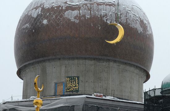 Crescent installed on Moscow jami minaret