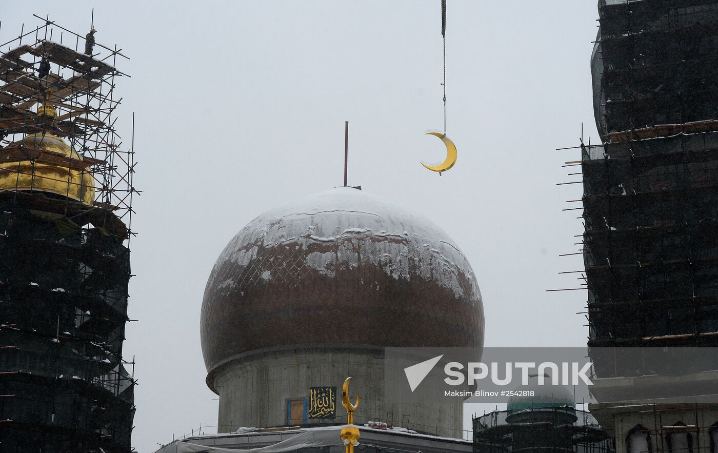 Crescent installed on Moscow jami minaret