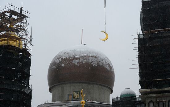 Crescent installed on Moscow jami minaret
