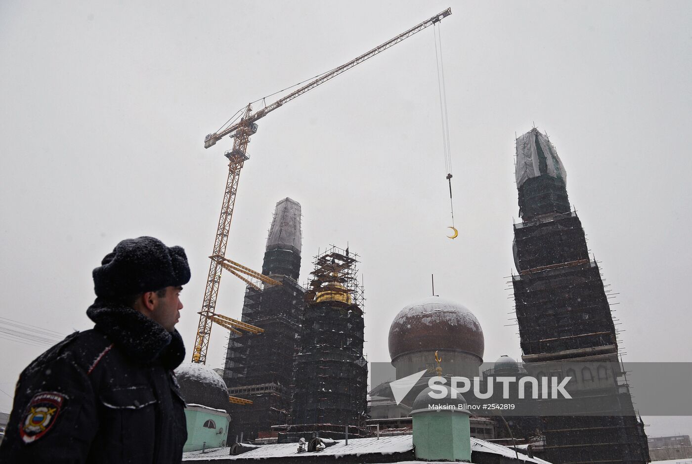 Crescent installed on Moscow jami minaret