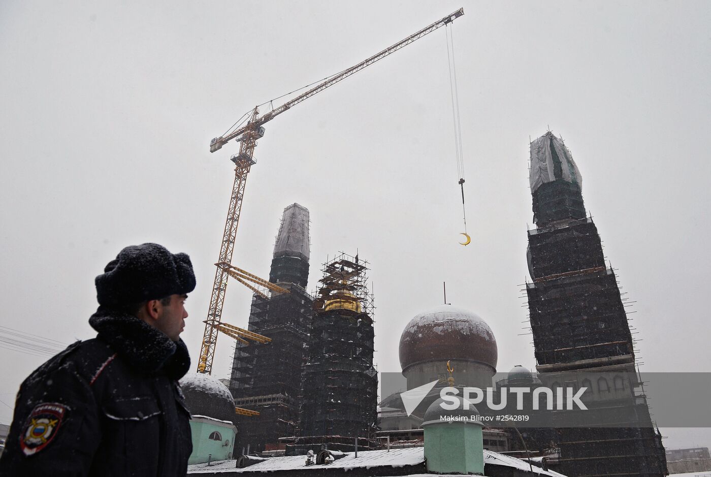 Crescent installed on Moscow jami minaret