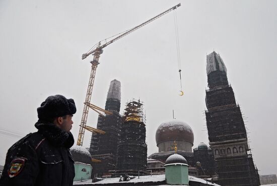 Crescent installed on Moscow jami minaret