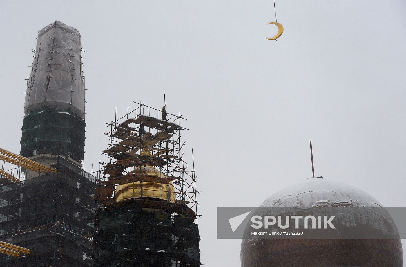 Crescent installed on Moscow jami minaret