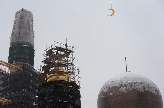 Crescent installed on Moscow jami minaret