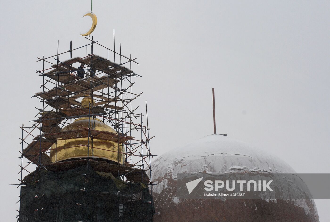 Crescent installed on Moscow jami minaret
