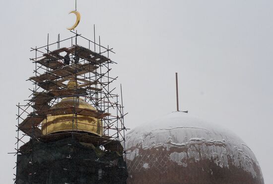 Crescent installed on Moscow jami minaret