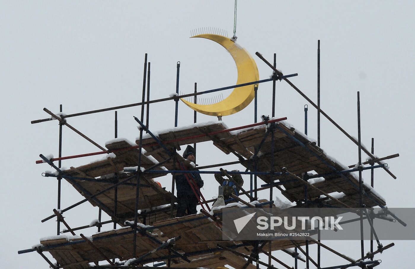 Crescent installed on Moscow jami minaret