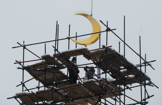 Crescent installed on Moscow jami minaret