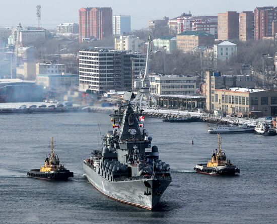 Guided missile cruiser "Varyag" receives a ceremonial welcome