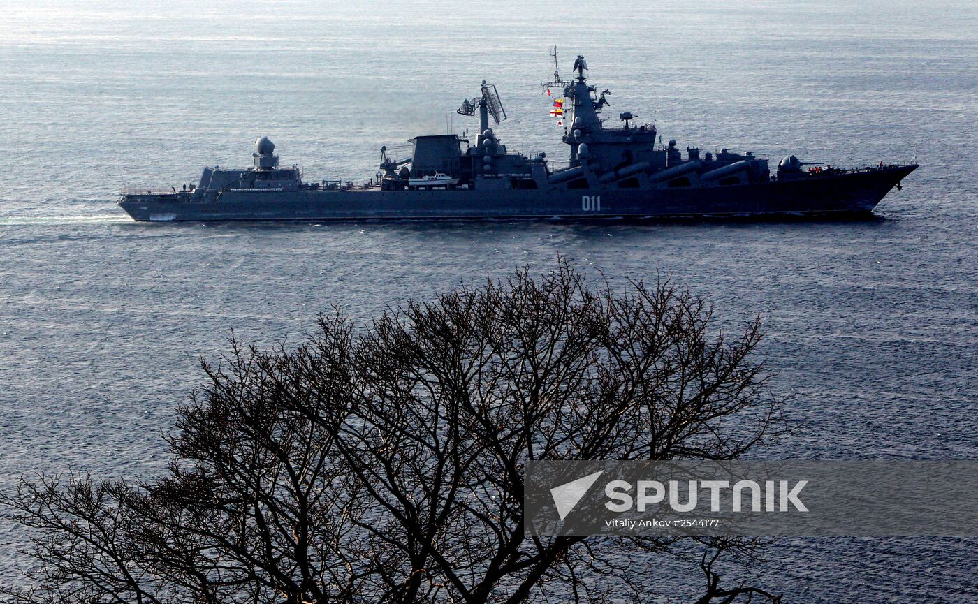 Guided missile cruiser "Varyag" receives a ceremonial welcome