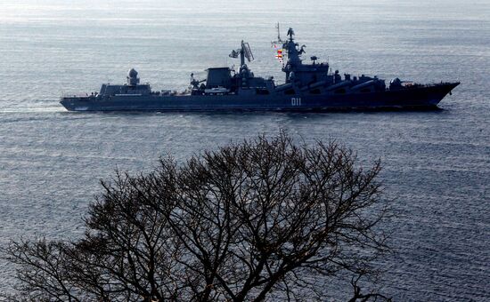 Guided missile cruiser "Varyag" receives a ceremonial welcome