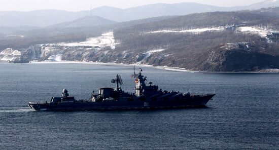 Guided missile cruiser "Varyag" receives a ceremonial welcome