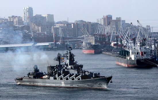 Guided missile cruiser "Varyag" receives a ceremonial welcome