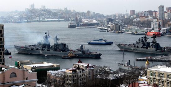Guided missile cruiser "Varyag" receives a ceremonial welcome