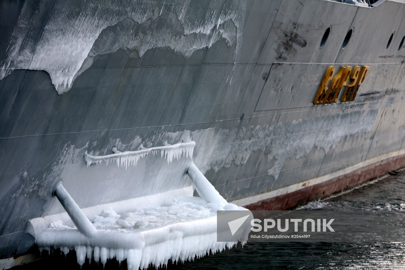 Guided missile cruiser "Varyag" receives a ceremonial welcome