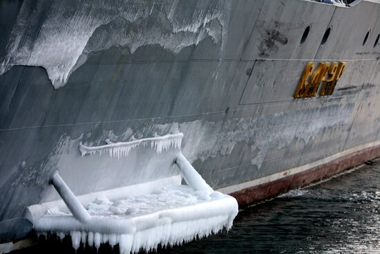 Guided missile cruiser "Varyag" receives a ceremonial welcome