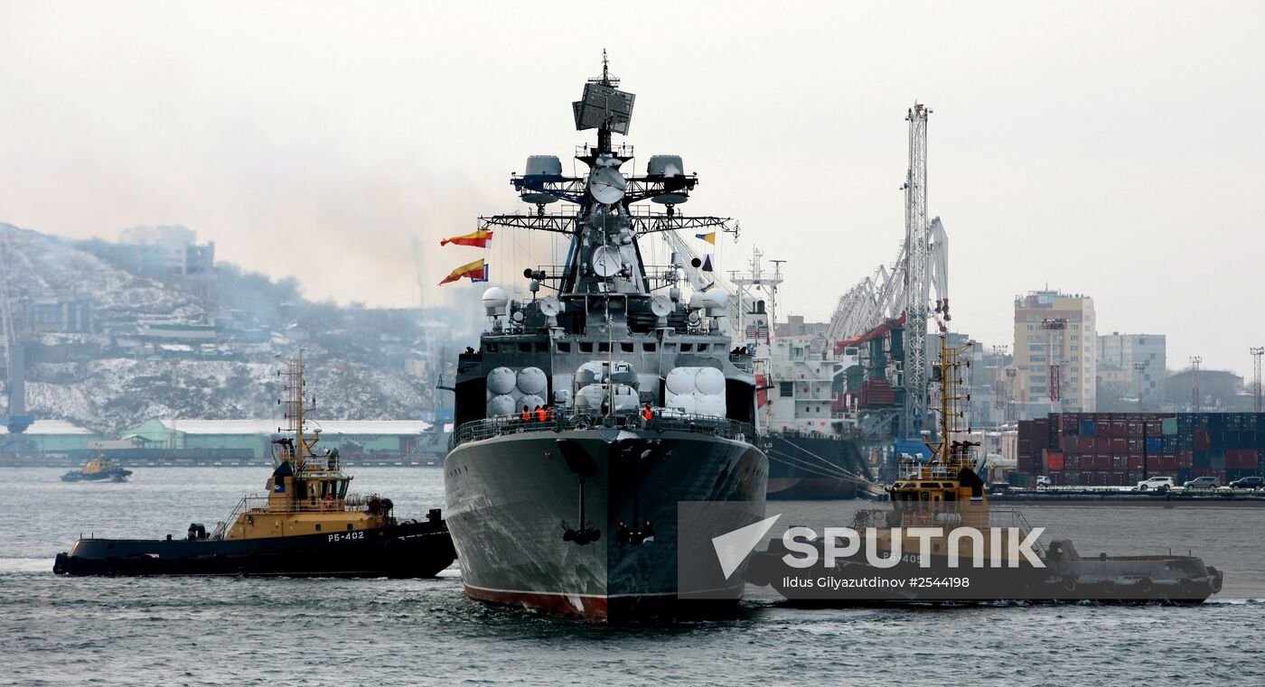 Guided missile cruiser "Varyag" receives a ceremonial welcome
