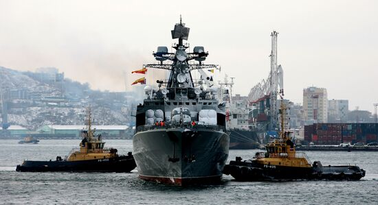 Guided missile cruiser "Varyag" receives a ceremonial welcome