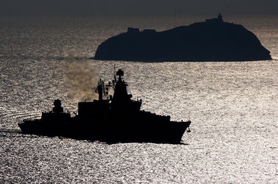 Guided missile cruiser "Varyag" receives a ceremonial welcome