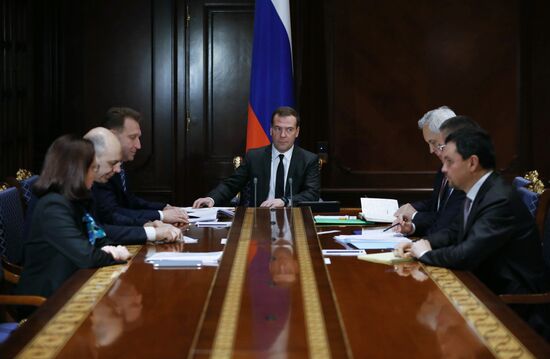 Dmitry Medvedev chairs meeting on financial and economic situation