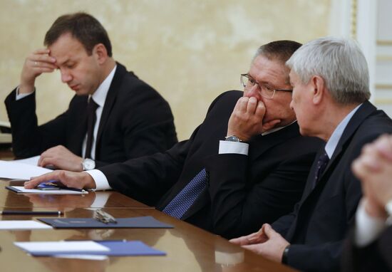Dmitry Medvedev meets with government finance and economy units