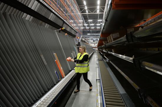 Distribution center of medicines, parapharmaceuticals and medical supplies