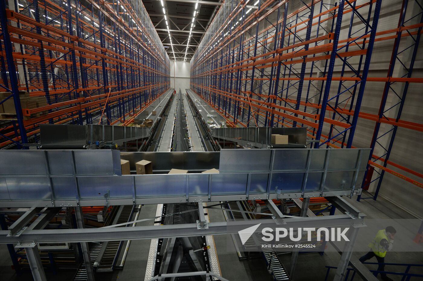 Distribution center of medicines, parapharmaceuticals and medical supplies
