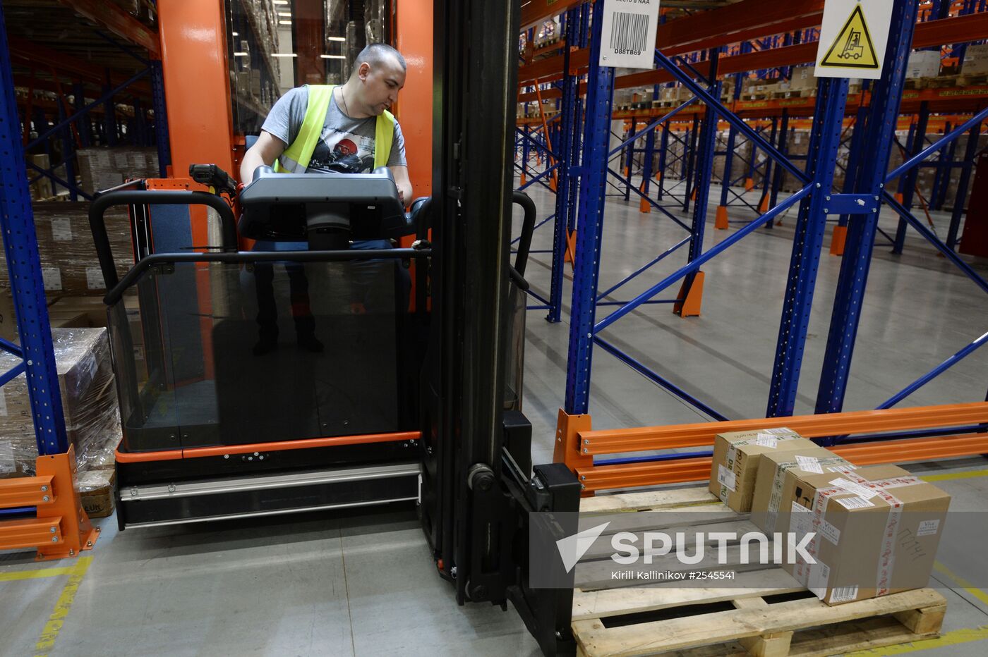 Distribution center of medicines, parapharmaceuticals and medical supplies