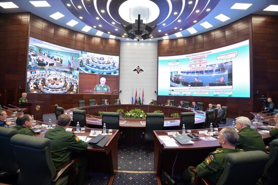 Putin chairs Russian Defense Ministry's Board expanded format meeting