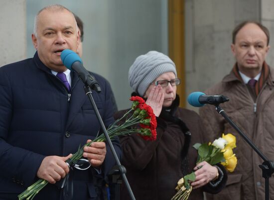 Memorial plaque for Andrei Stenin unveiled in Moscow